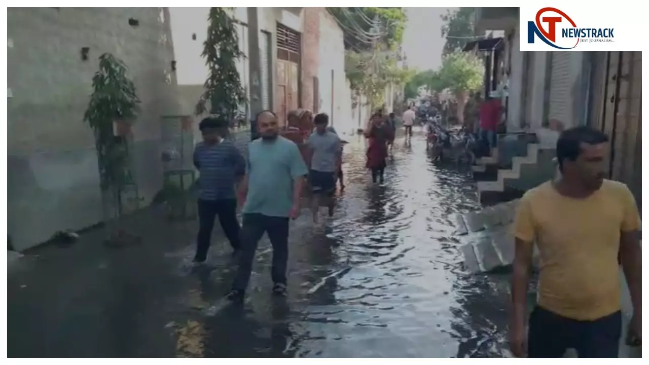 Hapur News: जलभराव से परेशान लोगों का गुस्सा फूटा, डीएम अभिषेक पांडेय खुद उतरे गंदे पानी में