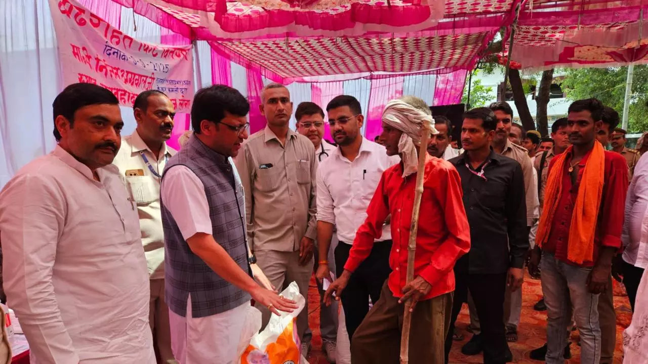 Hardoi News: बाढ़ प्रभावित इलाकों का दौरा कर मंत्री ने दिलाई राहत का भरोसा