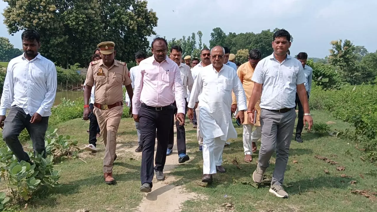 Maharajganj News: डीएम ने किया महाव नाले के तटबंध का निरीक्षण, दिए सख्त निर्देश