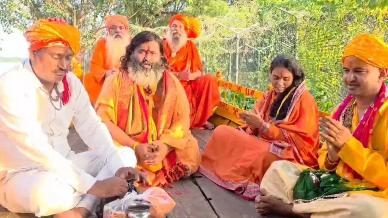 Mathura News: नेपाल में शांति के लिए साधू संतों ने की पूजा अर्चना