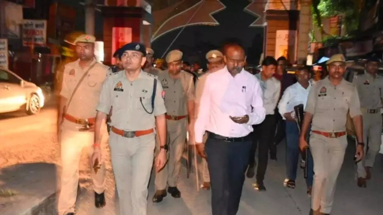 Maharajganj News: नेपाल में अशांति के बीच सोनौली बॉर्डर पर अलर्ट, जिलाधिकारी ने किया फ्लैग मार्च