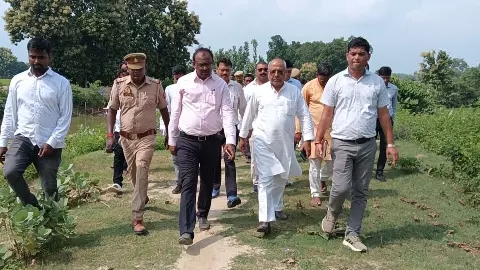 Maharajganj News: डीएम ने किया महाव नाले के तटबंध का निरीक्षण, दिए सख्त निर्देश