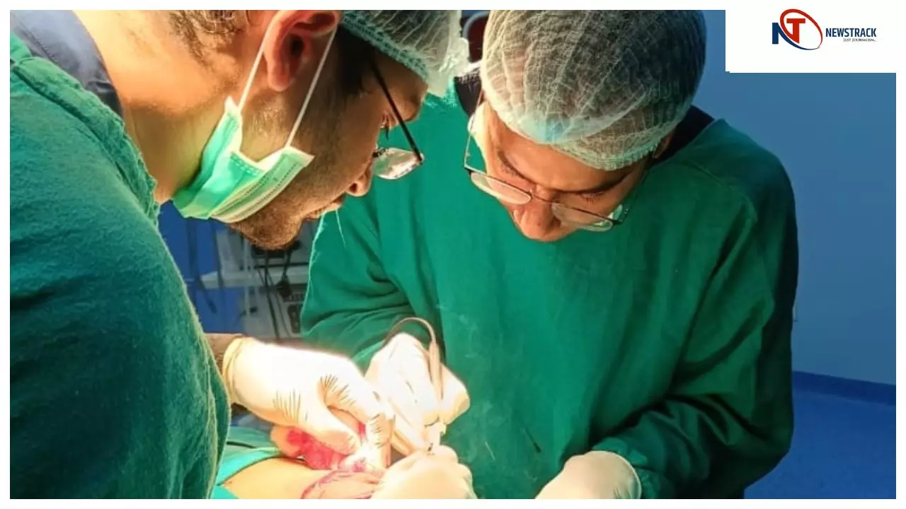 Chandauli News: मेडिकल कॉलेज में प्रारंभ हुआ स्तन कैंसर की सर्जरी,प्राचार्य ने टीम को दी बधाई