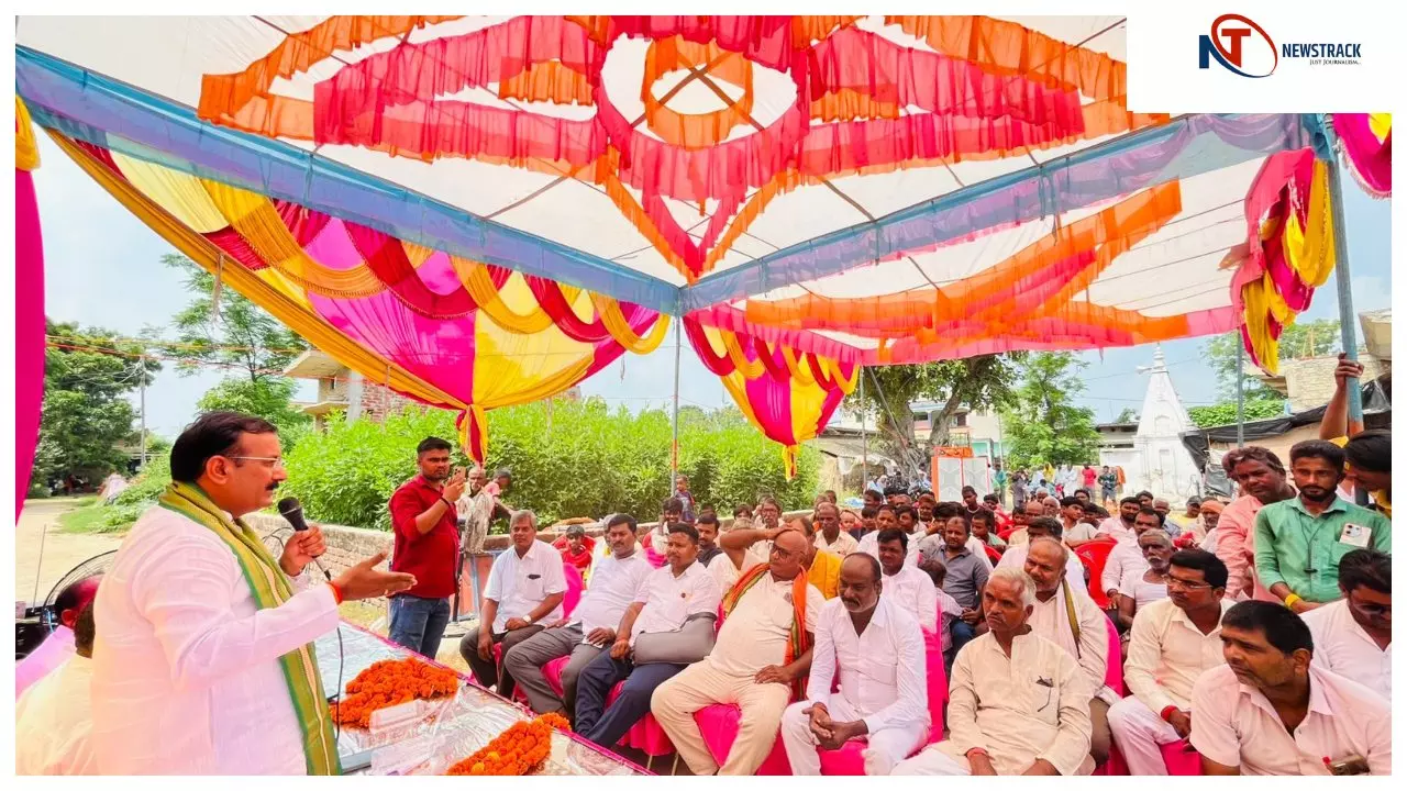 Siddharthnagar News: पूर्व मंत्री डॉ. सतीश द्विवेदी ने किया सीसी रोड एवं नाली निर्माण का भूमिपूजन