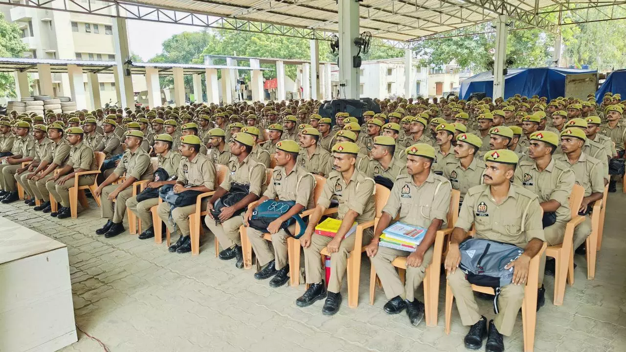 Hardoi News: डीजीपी ने की रिक्रूट आरक्षियों के प्रशिक्षण की समीक्षा, हरदोई पुलिस ने दिए दिशा-निर्देश