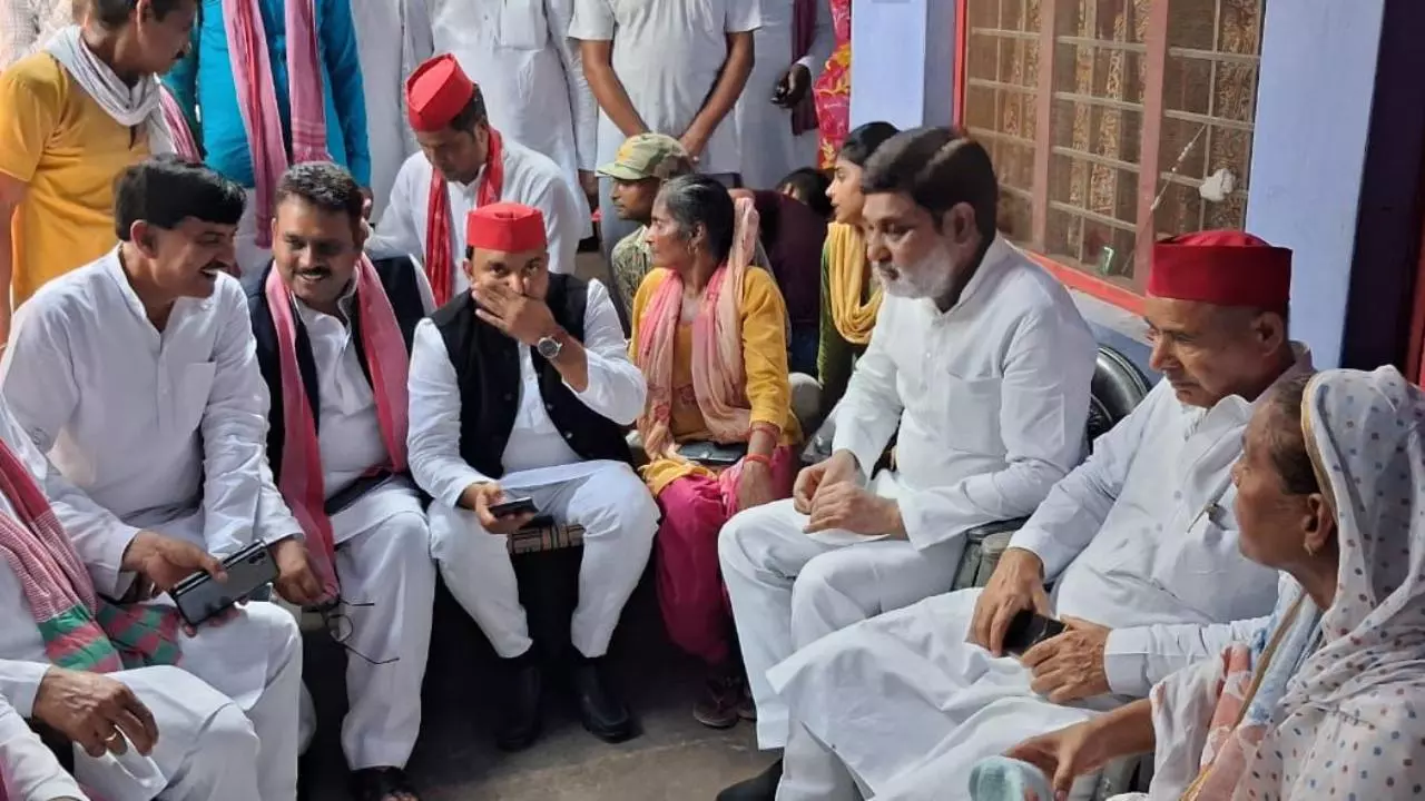 Hardoi News: सपा का प्रतिनिधिमंडल पीड़ित परिवार से मिला,निष्पक्ष जांच की मांग