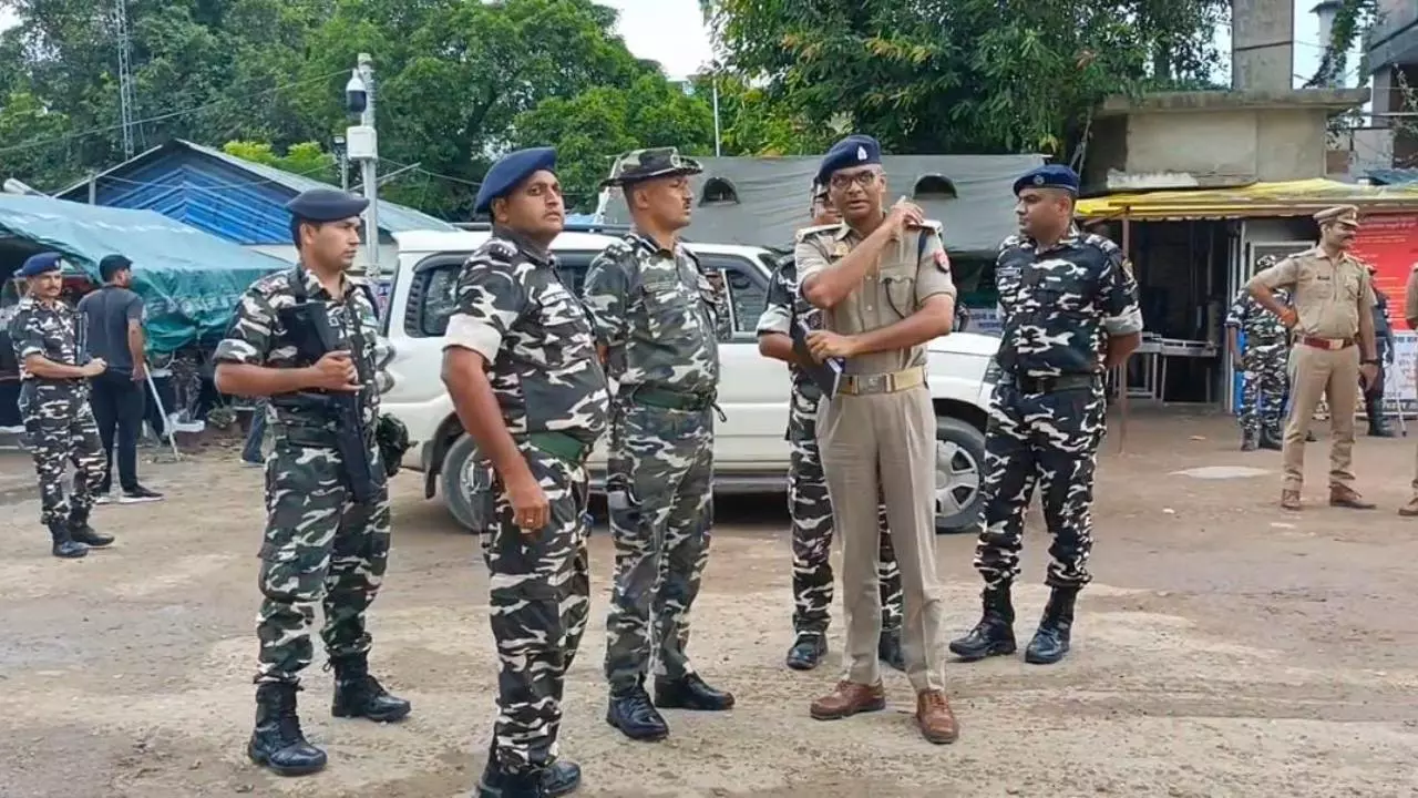 Maharajganj News: नेपाल में हिंसा के बीच सोनौली बॉर्डर पर हाई अलर्ट, SSB डीआईजी ने किया निरीक्षण