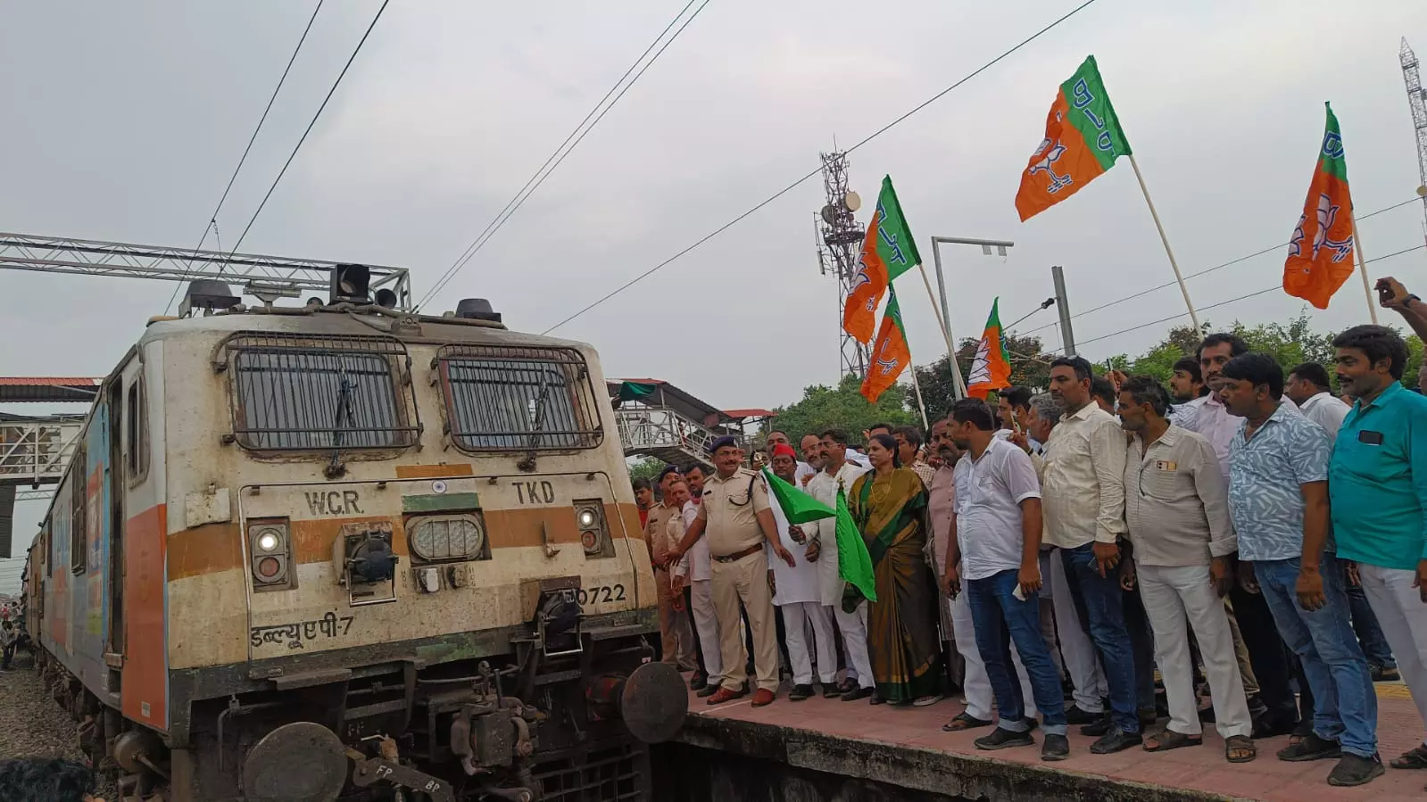 Chandauli News: जिला मुख्यालय पर रुकेगी महाबोधि एक्सप्रेस,राज्य सभा सांसद ने दिखाई हरी झंडी