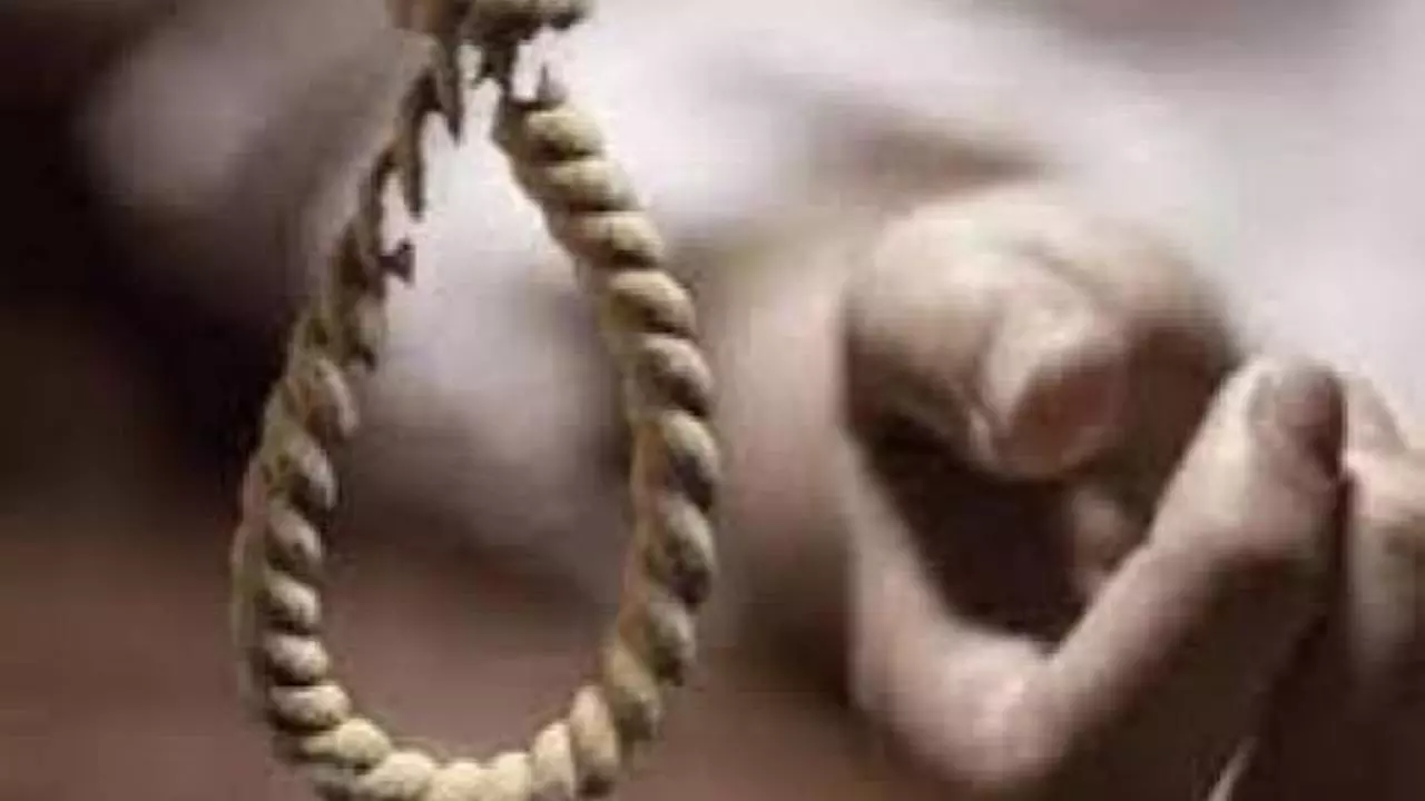 Azamgarh News: प्राइमरी शिक्षक ने ससुराल में संदिग्ध परिस्थितियों में फांसी लगाकर की आत्महत्या