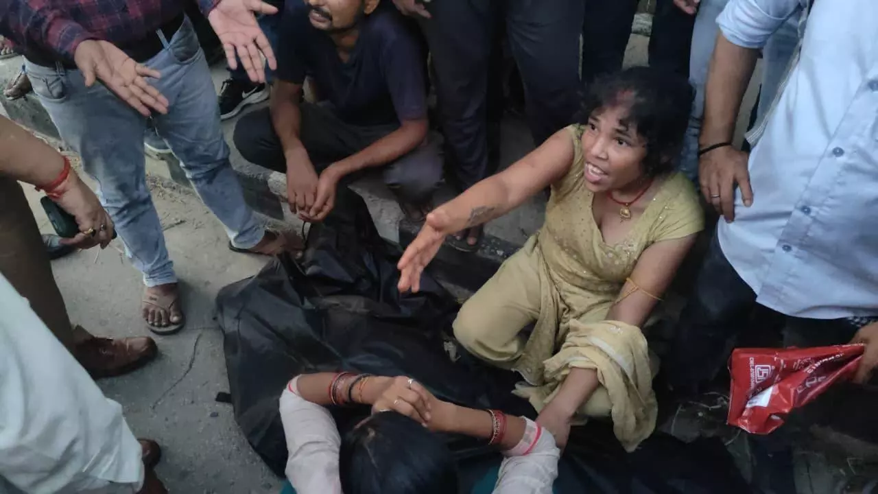 Hapur News: मोहित की रहस्यमयी मौत! पिलखुवा में शव मिलने से मचा हड़कंप, परिजन बोले– पुलिस दोषी