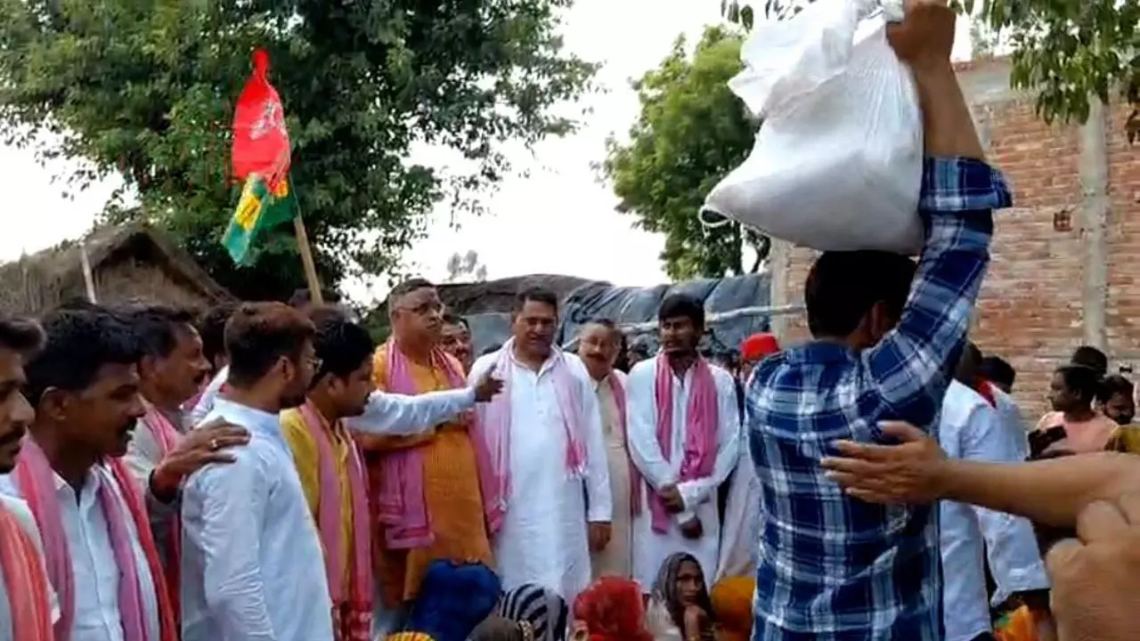 Kannauj News: अखिलेश यादव ने बाढ़ पीड़ितों के लिए भेजी राहत सामग्री, सपा कार्यकर्ताओं ने किया वितरण