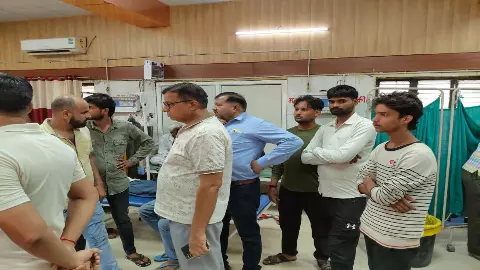 Hathras News: स्कूल बस ने बाइक सवार युवकों को रौंदा, एक की मौत, दूसरे की हालत गंभीर Hathras News: स्कूल बस ने बाइक सवार युवकों को रौंदा, एक की मौत, दूसरे की हालत गंभीर