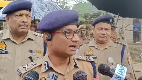 Bahraich: नेपाल में तनाव के बीच सुरक्षा समीक्षा: आयुक्त व DIG ने रूपईडीहा सीमा क्षेत्र का किया दौरा