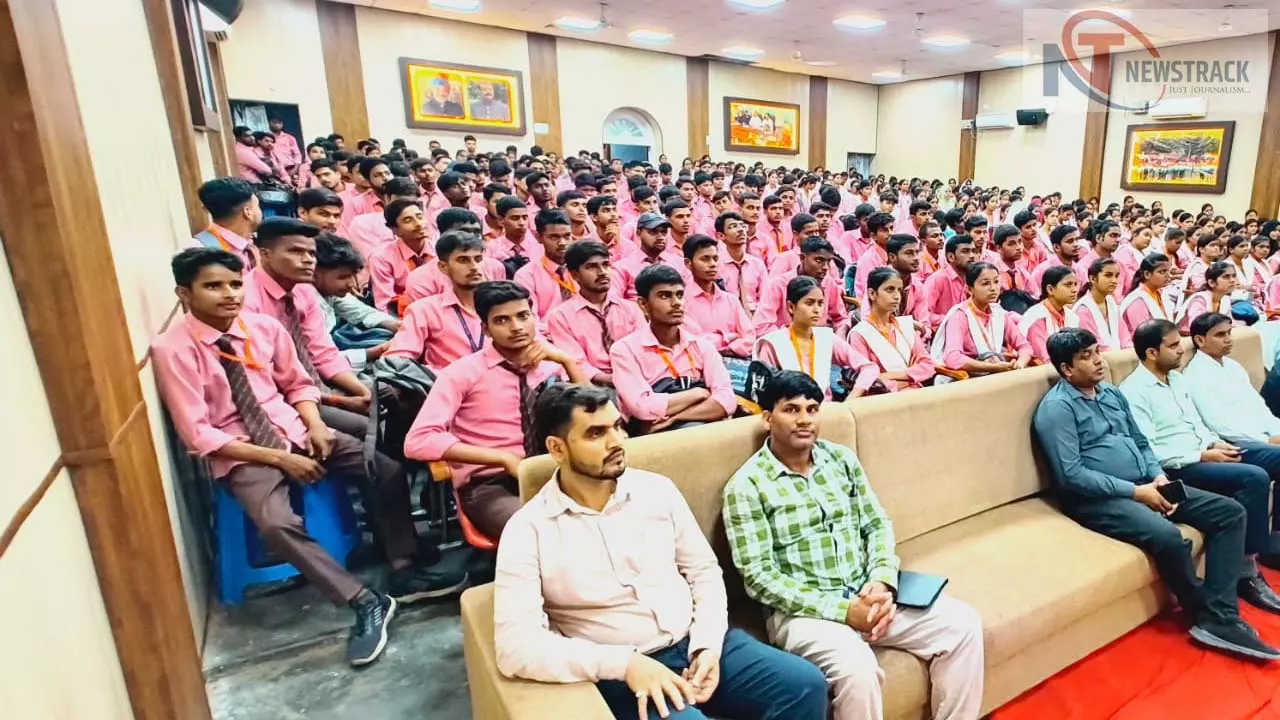 M.L.K. P.G. Lecture on DNA fingerprinting in college, students learn new findings