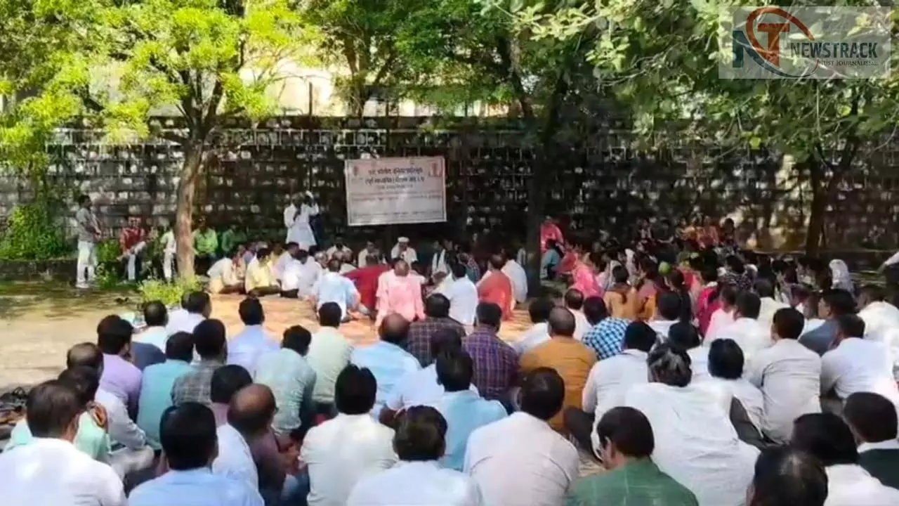 Mahoba News: TET अनिवार्यता के खिलाफ शिक्षकों में रोष, पीएम और शिक्षा मंत्री को सौंपा मांग पत्र