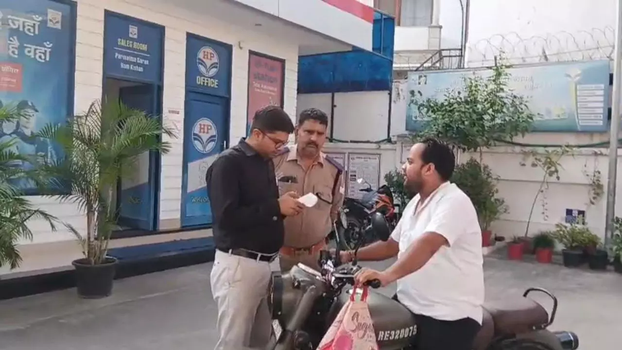 Shamli News: नो हेलमेट, नो फ्यूल: एआरटीओ ने चलाया चेकिंग अभियान