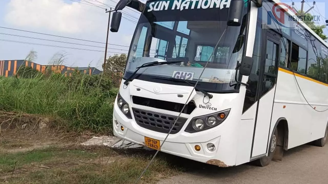 High tension wire falls on bus near toll plaza, tragedy averted
