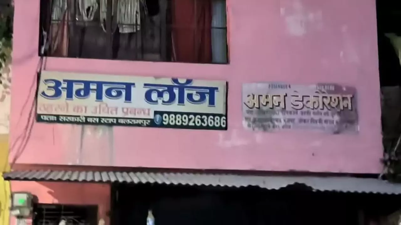 SP ऑफिस से कुछ दूरी पर स्थित अमन लॉज में सेक्स रैकेट का भंडाफोड़, पुलिस छापेमारी से मचा हड़कंप SP ऑफिस से कुछ दूरी पर स्थित अमन लॉज में सेक्स रैकेट का भंडाफोड़, पुलिस छापेमारी से मचा हड़कंप