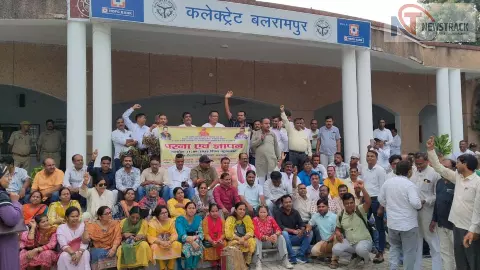 Teachers present memorandum to Saumpa PM protesting against Balrampur TET compulsory Teachers present memorandum to Saumpa PM protesting against Balrampur TET compulsory