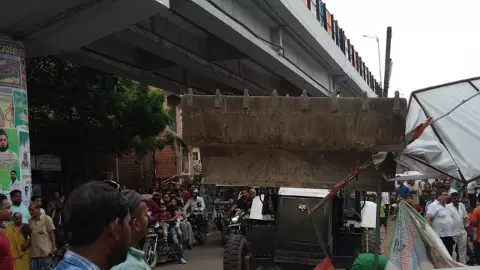 नगर निगम लखनऊ ने सड़कों से हटाया अतिक्रमण, वसूला गया लाखों का जुर्माना