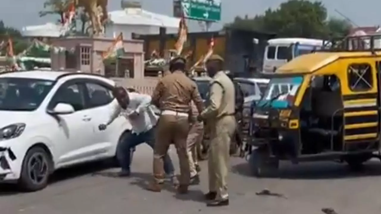 Raebareli News: रायबरेली में नशे में धुत शख्स ने ट्रैफिक पुलिस से की मारपीट, वीडियो वायरल