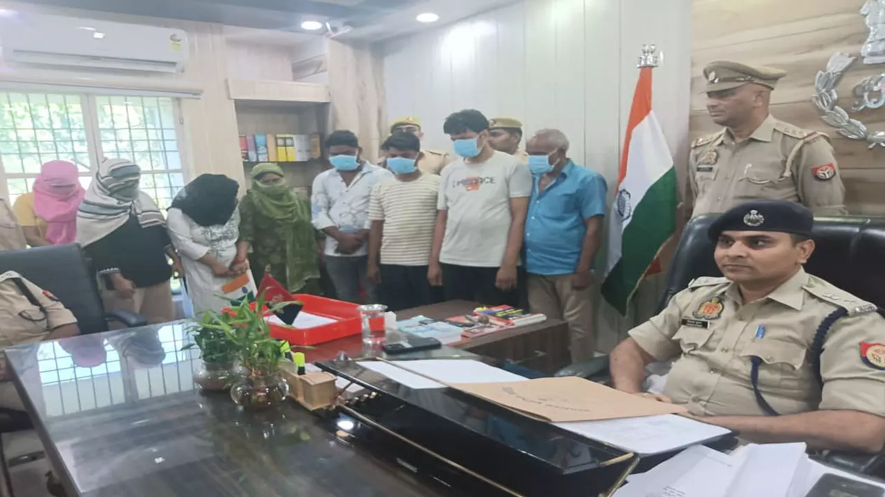 Balrampur News: बलरामपुर पुलिस ने अनैतिक व्यापार का किया भंडाफोड़, आठ आरोपी गिरफ्तार