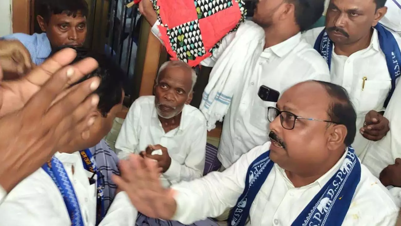 Azamgarh News: मायावती के निर्देश पर दुर्गेश के परिजनों से मिले विश्वनाथ पाल