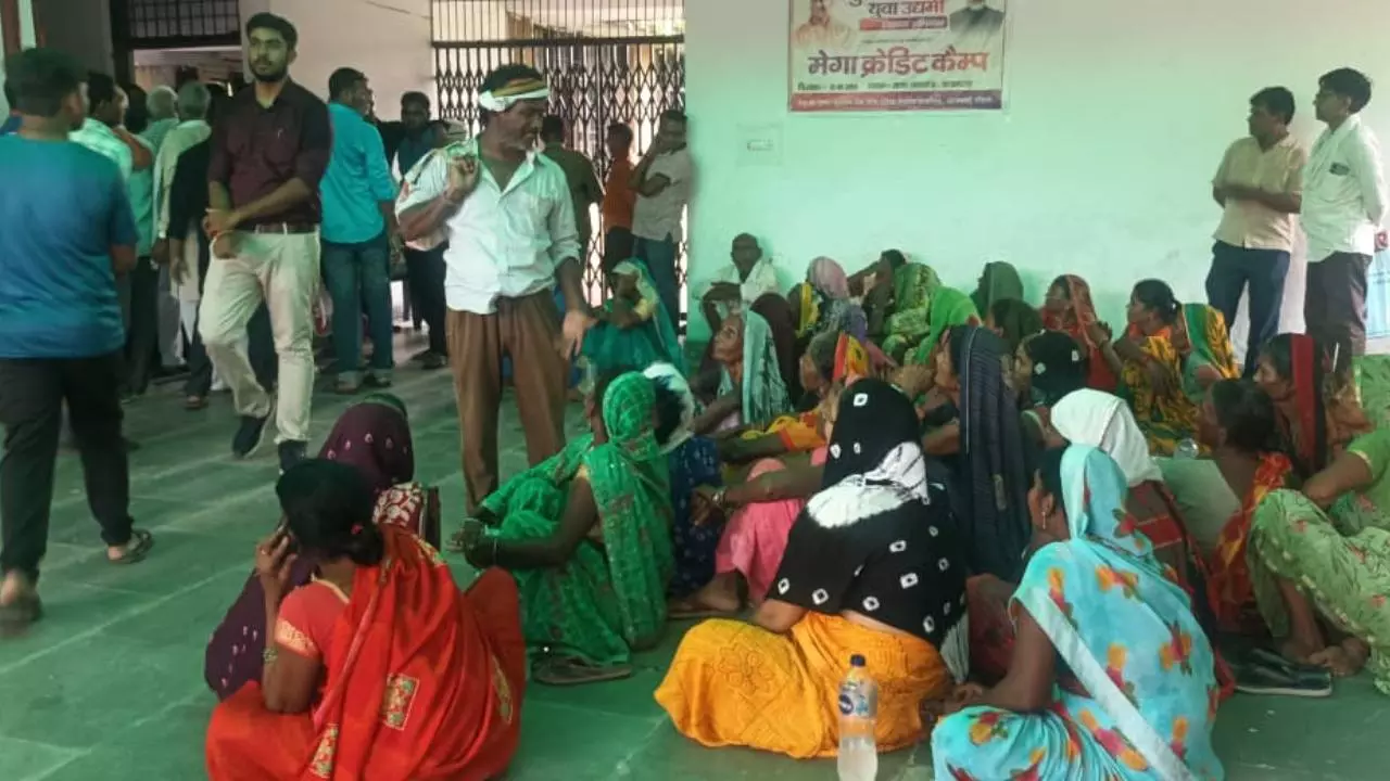 Azamgarh News: पोखरी की नीलामी के विरोध में ग्रामीणों का धरना, SDM को सौंपा ज्ञापन