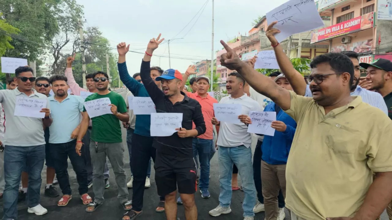 Lakhimpur Kheri: नेपाल के अंदर कर्फ्यू में ढील, पेट्रोलियम टैंकरों के लिए मिली अनुमति Lakhimpur Kheri: नेपाल के अंदर कर्फ्यू में ढील, पेट्रोलियम टैंकरों के लिए मिली अनुमति