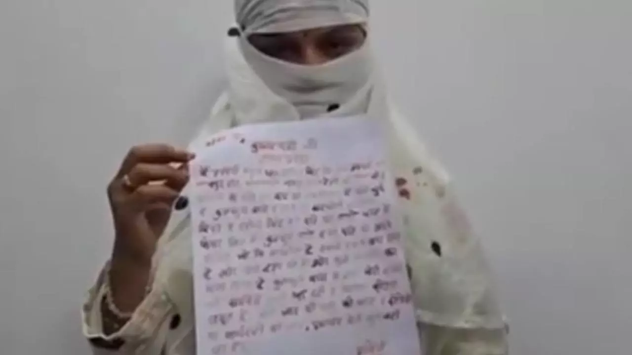 Raebareli News: रायबरेली में महिला ने खून से लिखा पत्र, पति को लव जिहाद से बचाने की मांग