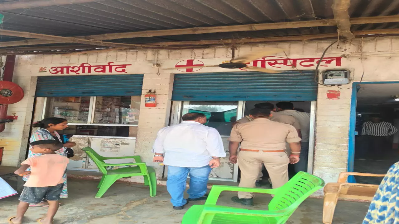 Chandauli: स्वास्थ्य विभाग की बड़ी कार्यवाही, आधे दर्जन से अधिक हॉस्पिटलों को किया सील ,मचा हड़कंप