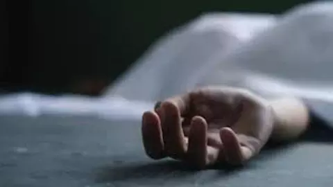 Hathras News: अवैध संबंधों का किया विरोध तो की विवाहिता की हत्या, फंदे पर लटका मिला शव Hathras News: अवैध संबंधों का किया विरोध तो की विवाहिता की हत्या, फंदे पर लटका मिला शव