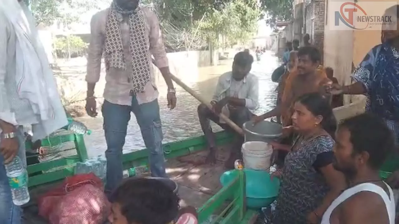 Mathura News: बाढ़ पीड़ितों को मिली खाद्य सामग्री, खिल उठे चेहरे, समाजसेवियों ने बढ़ाया हाथ