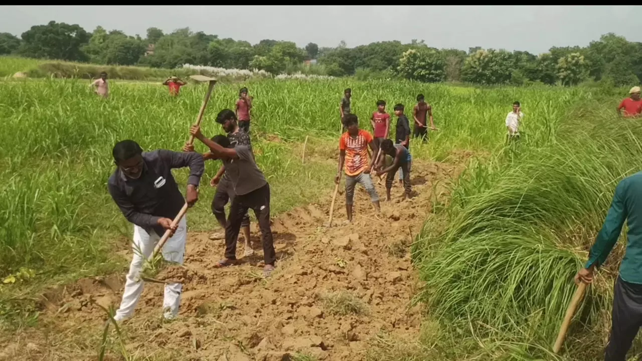 Jaunpur News: 78 साल बाद विवादित शाहपुर-नेवादा चकमार्ग का निर्माण शुरू