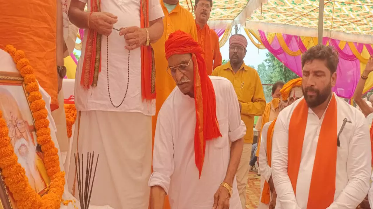 Maharajganj: महंत अवैद्यनाथ की पुण्यतिथि पर विश्व हिंदू महासंघ ने दी श्रद्धांजलि