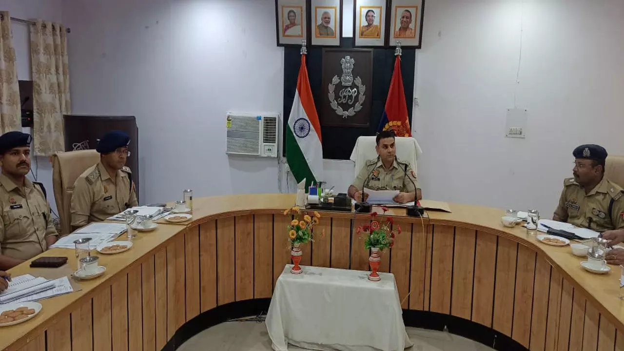 Balrampur News: साइबर अपराध पर अंकुश लगाने के लिए पुलिस अधीक्षक ने की समीक्षा बैठक
