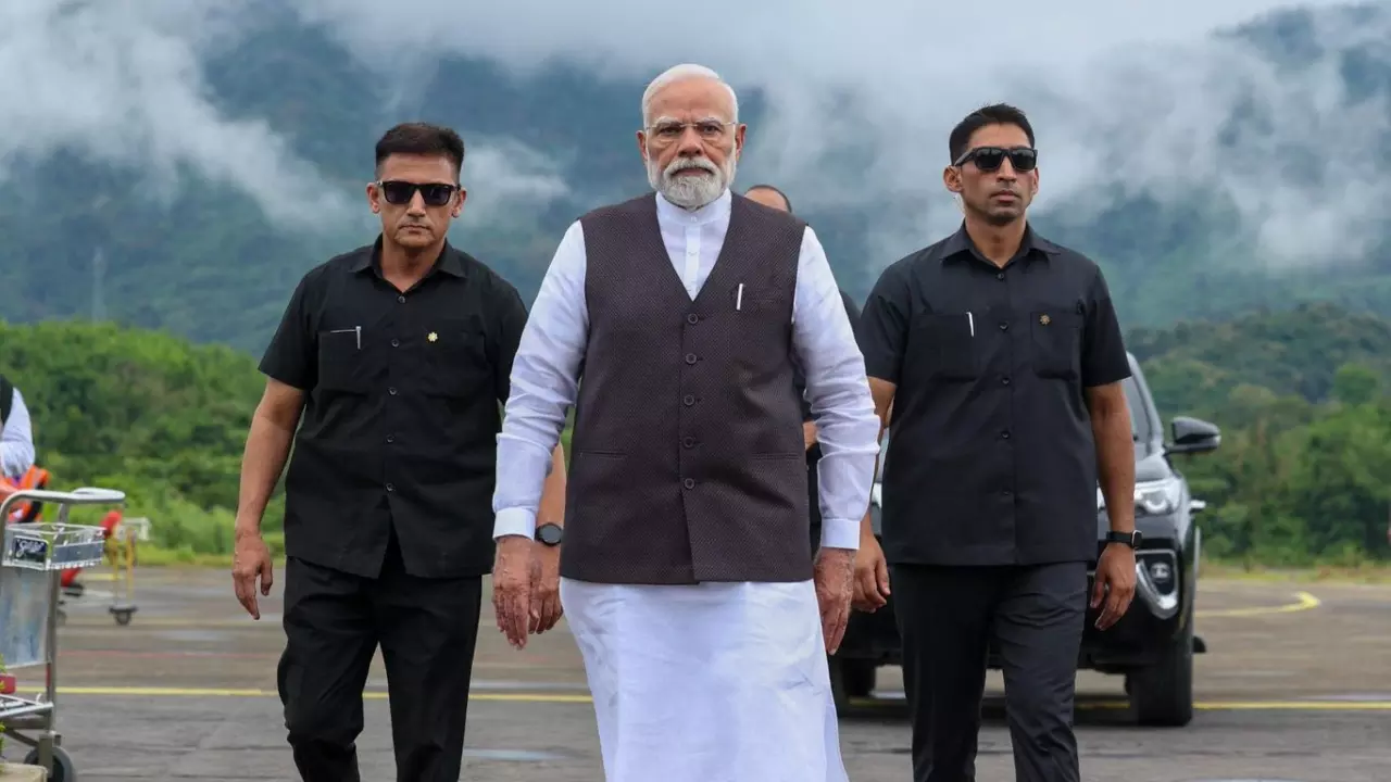 बारिश-खराब मौसम भी नहीं रोक सका पीएम मोदी को, 65 किमी सड़क यात्रा कर मणिपुर हिंसा पीड़ितों से मिले