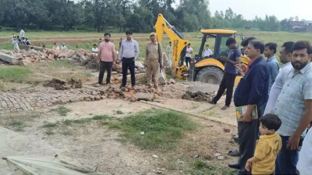 Bareilly News: सरकारी तालाब की ज़मीन पर अवैध निर्माण, तहसील प्रशासन का चला बुलडोज़र, मचा हड़कंप