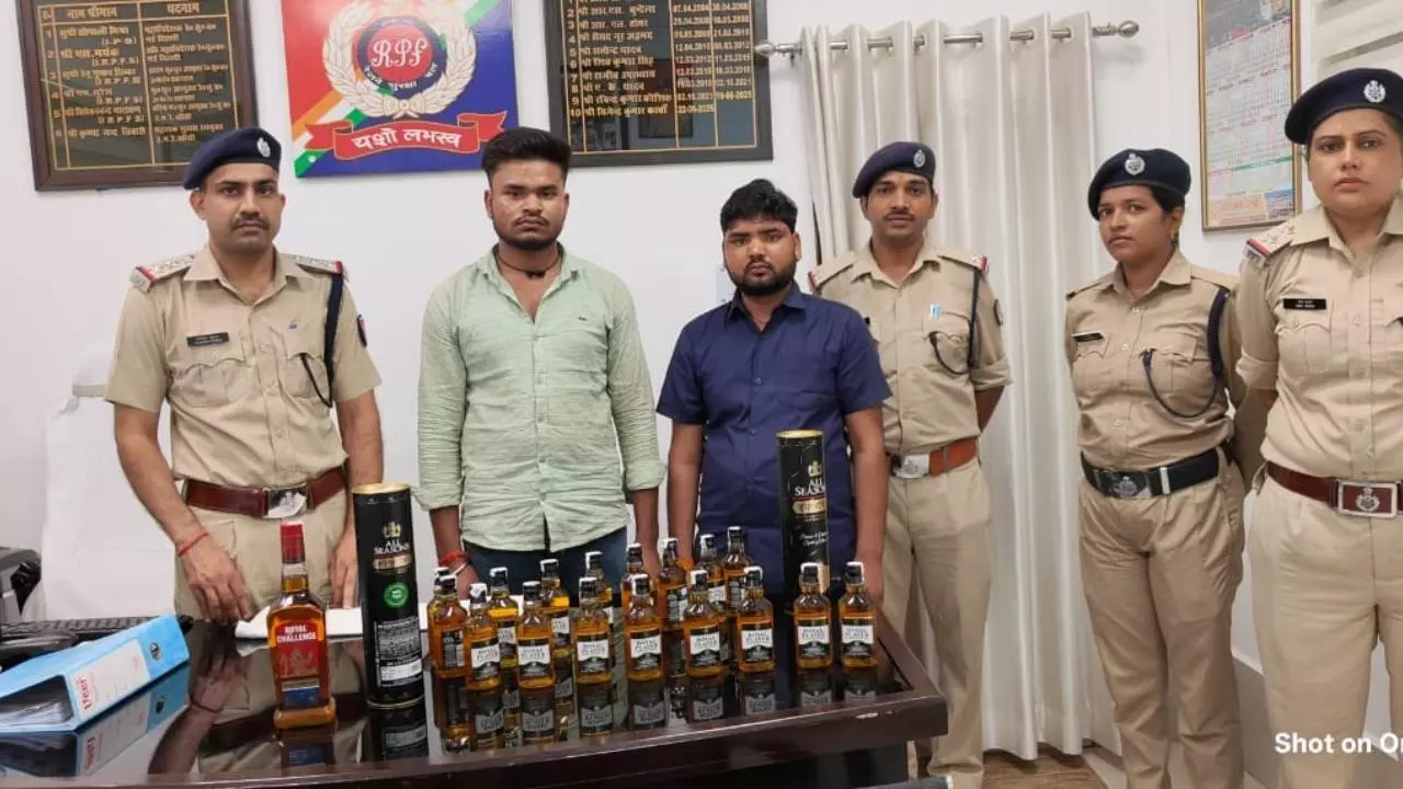 Jhansi News: झांसी स्टेशन पर ट्रेन में पकड़े गए शराब तस्कर, दिल्ली से बैंगलोर ले जा रहे थे अवैध शराब