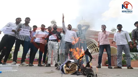 भारत बनाम पाकिस्तान क्रिकेट मैच के विरोध में छात्रों का प्रदर्शन, BCCI मुर्दाबाद के लगे नारे