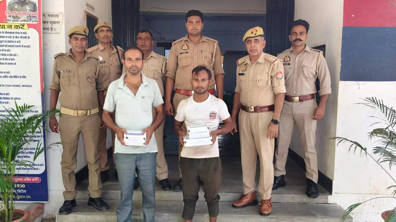 Etawah News: इटावा पुलिस ने दो शातिर ठगों को ₹2.10 लाख नकद और अवैध तमंचे के साथ दबोचा
