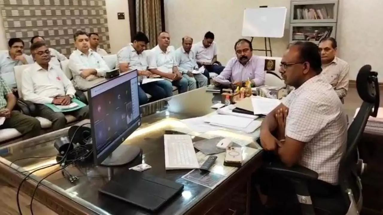 महराजगंज में स्वस्थ नारी, सशक्त परिवार अभियान की तैयारी, DM ने बांटी जिम्मेदारियां