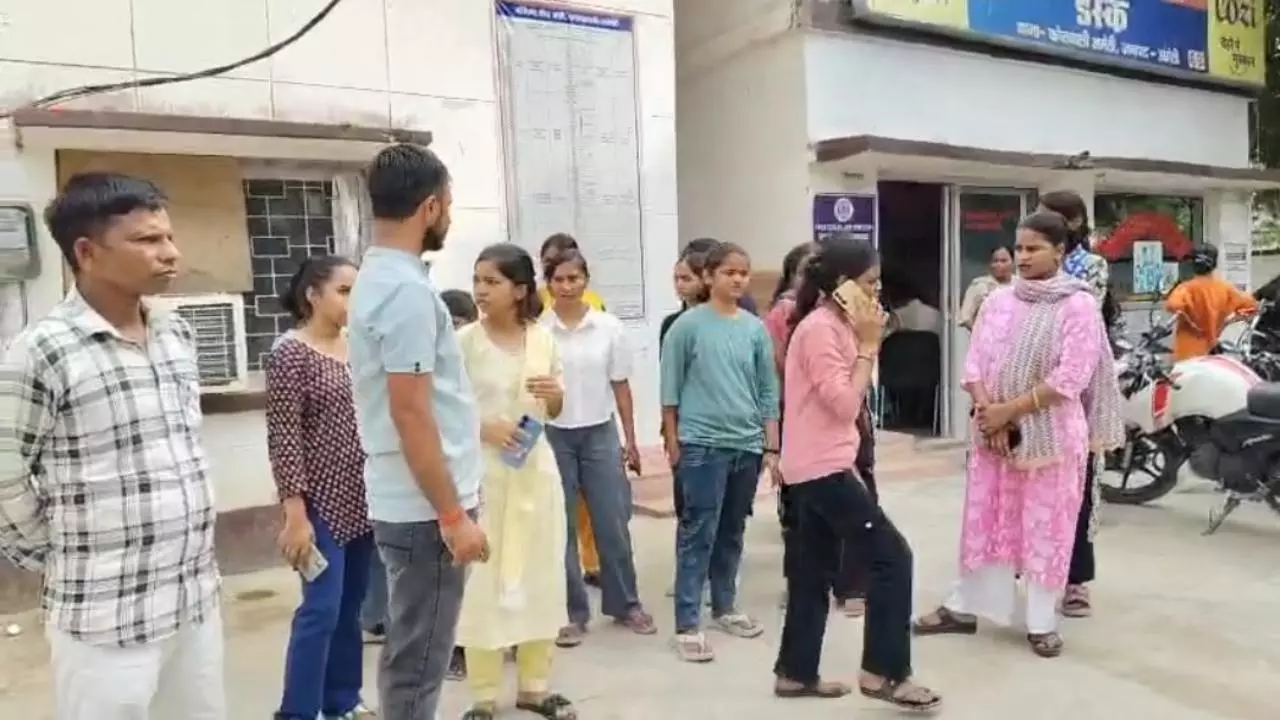 Amethi News: अमेठी में पैरामेडिकल कॉलेज पर ठगी का आरोप, छात्राओं का थाने में प्रदर्शन