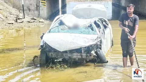 जयपुर में बड़ा हादसा, 16 फीट नीचे गिरी कार, 7 की मौत, मासूम बच्चे भी शामिल जयपुर में बड़ा हादसा, 16 फीट नीचे गिरी कार, 7 की मौत, मासूम बच्चे भी शामिल