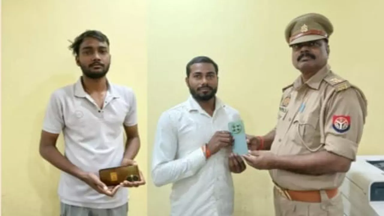 Maharajganj News: पनियरा साइबर सेल ने बरामद किए 40 हजार के दो मोबाइल, पीड़ितों को लौटाए