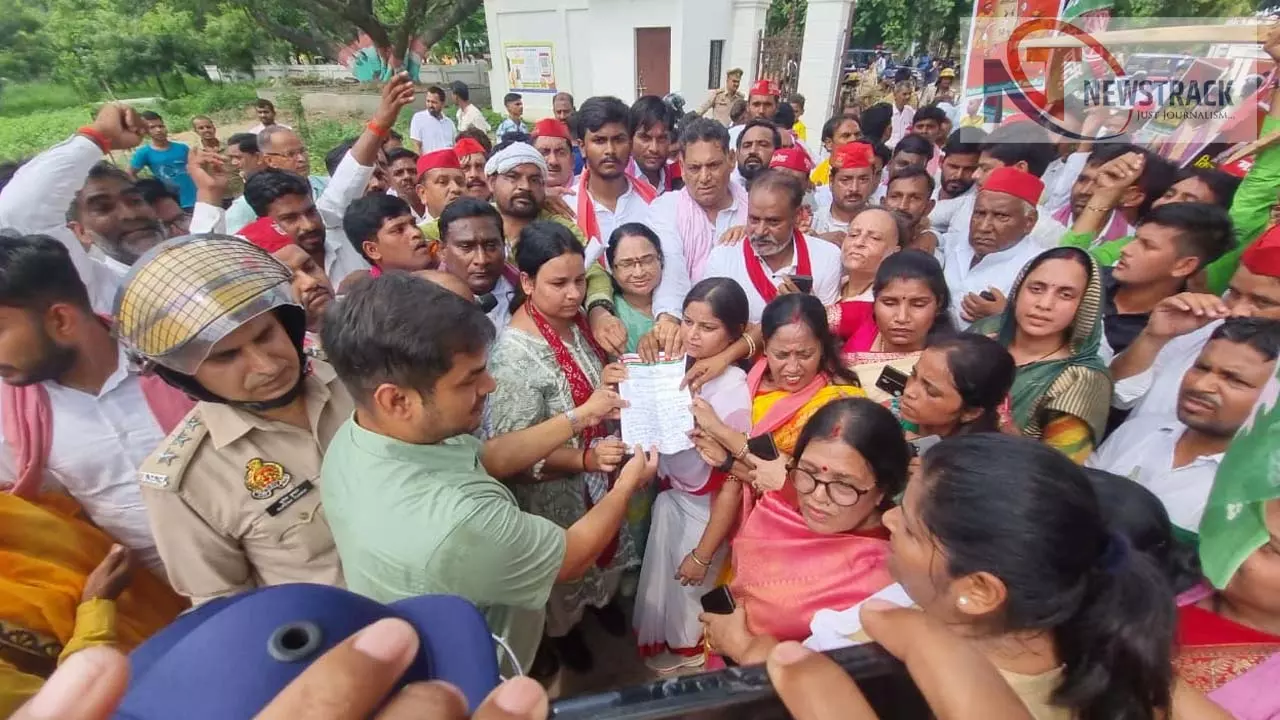 Juhi Singh protests in Kannauj, surrounds government over fertilizer crisis and potato prices