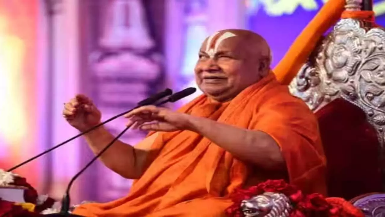 25-25 बच्चे पैदा करती है... रामभद्राचार्य ने फिर दिया विवादित बयान, अपने भक्तों से की ऐसी अपील