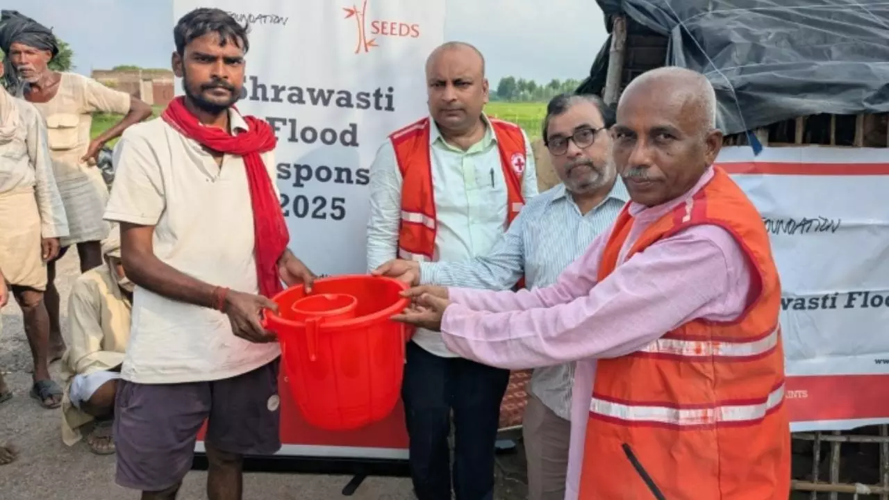 श्रावस्ती भुतहा गांव में रेडक्रॉस और सीड्स संस्था ने प्रभावित परिवारों को राहत सामग्री की वितरित
