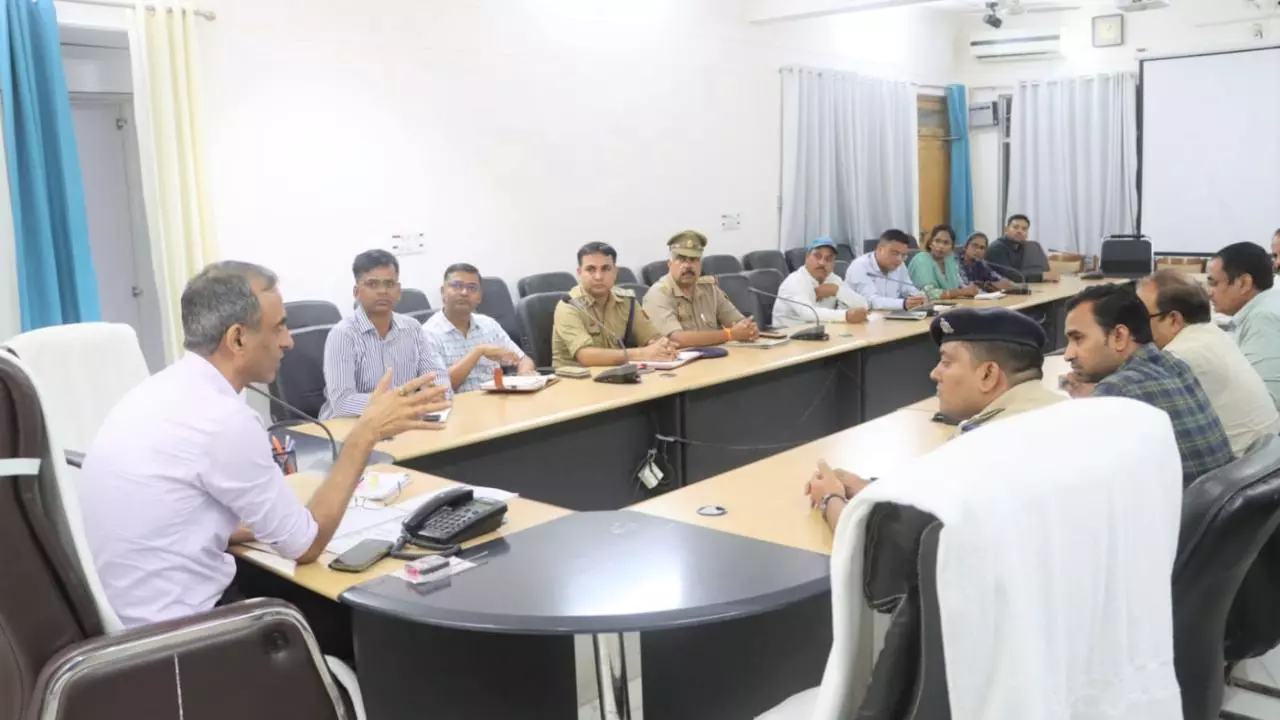 Pratapgarh News: प्रतापगढ़ में त्योहारों को लेकर हाई अलर्ट, अफवाहें रोकने और सुरक्षा के कड़े इंतजाम