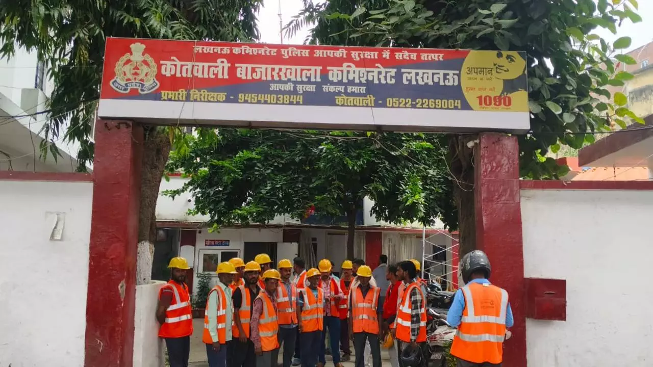 लखनऊ में सीवर कर्मचारियों से मारपीट पर बवाल, काम ठप, पुलिस ने सुलह का किया दावा